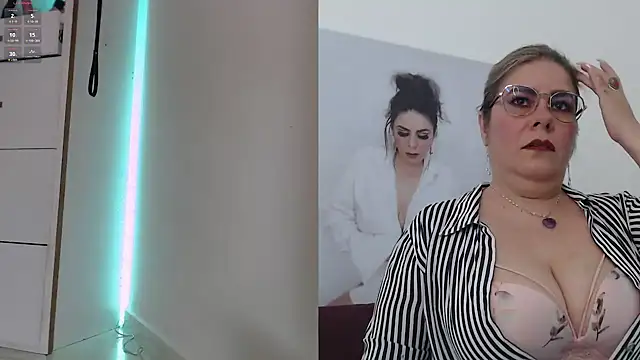 Snapshot of zehra_sanem chatting on 24, 2, 2025 zehra sanem online show from 24, 2, 2025