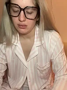 Holly-Glamour online show from 5, 2, 2026