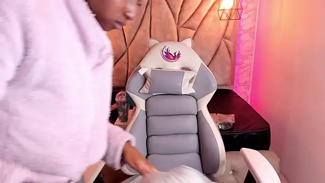 Queen perla  online show from 26, 2, 2025