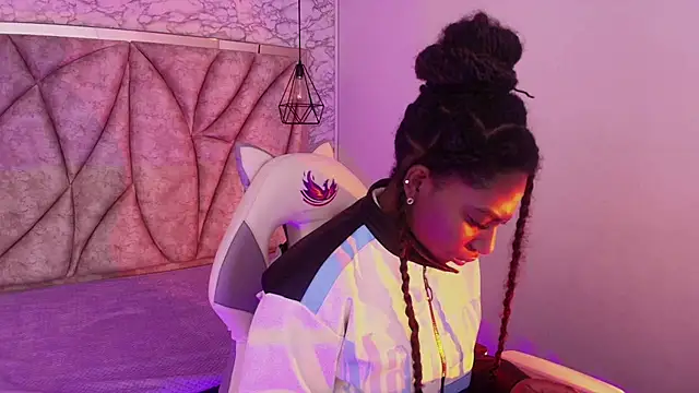 Queen perla  online show from 21, 11, 2025