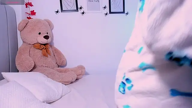 Snapshot of DannaHyde chatting on 24, 10, 2025 DannaHyde online show from 24, 10, 2025