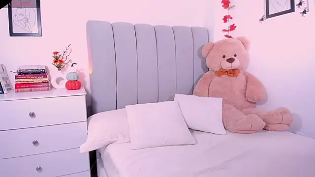 Snapshot of DannaHyde chatting on 30, 10, 2025 DannaHyde online show from 30, 10, 2025