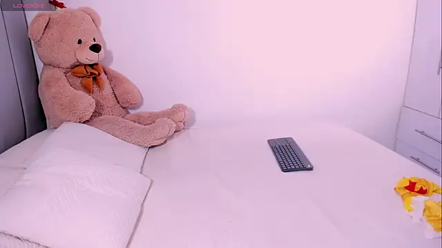 Snapshot of DannaHyde chatting on 2, 11, 2025 DannaHyde online show from 2, 11, 2025