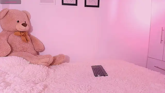 Snapshot of DannaHyde chatting on 25, 11, 2025 DannaHyde online show from 25, 11, 2025