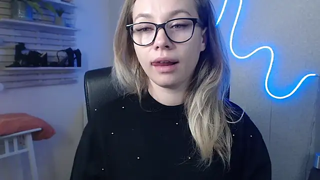 holly xglam online show from 18, 12, 2024