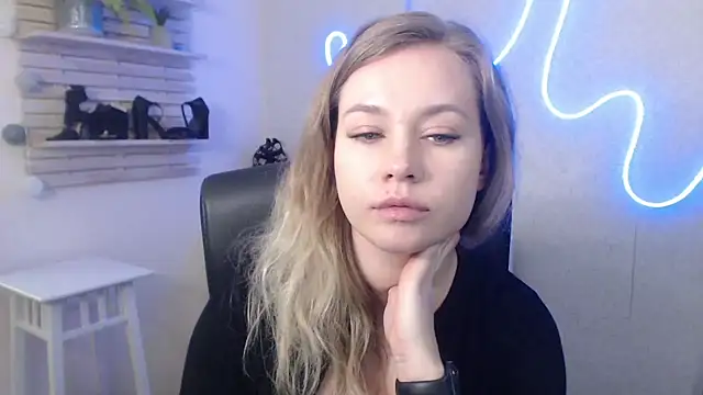 holly xglam online show from 15, 1, 2025