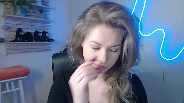 holly xglam online show from 18, 2, 2025