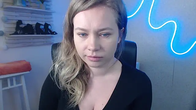 holly xglam online show from 18, 2, 2025