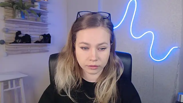 holly xglam online show from 10, 3, 2025