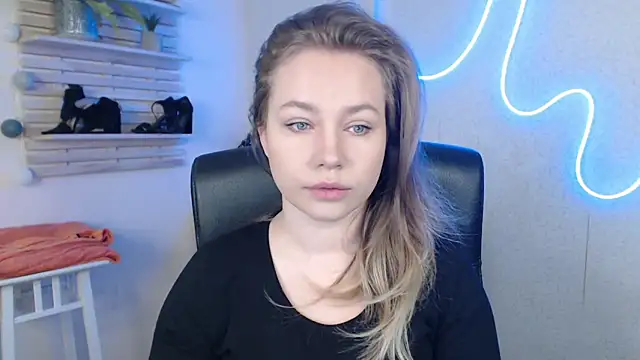 holly xglam online show from 17, 3, 2025