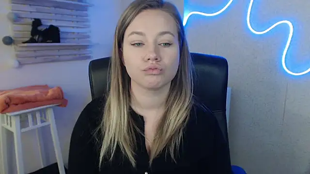 holly xglam online show from 18, 3, 2025