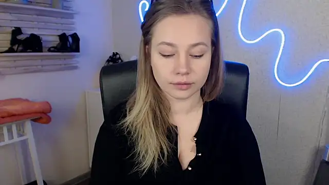 holly xglam online show from 19, 3, 2025