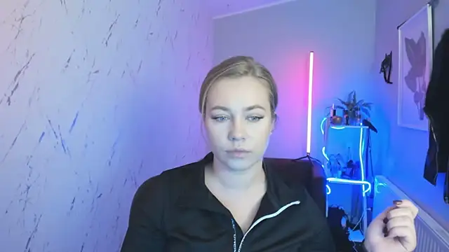 holly xglam online show from 16, 10, 2025