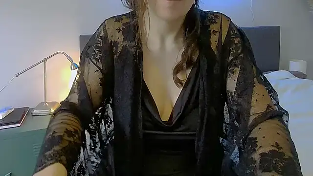 Snapshot of Ella_Next_Door chatting on 4, 2, 2025 Ella Next Door online show from 4, 2, 2025