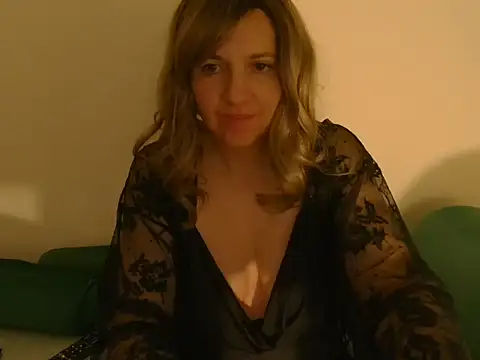 Snapshot of Ella_Next_Door chatting on 15, 11, 2025 Ella Next Door online show from 15, 11, 2025