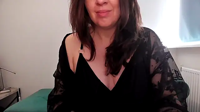 Snapshot of Ella_Next_Door chatting on 15, 12, 2025 Ella Next Door online show from 15, 12, 2025