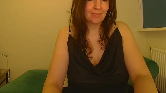 Snapshot of Ella_Next_Door chatting on 16, 12, 2025 Ella Next Door online show from 16, 12, 2025