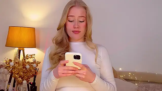 Snapshot of JuliaJaee chatting on 7, 1, 2025 JuliaJaee online show from 7, 1, 2025