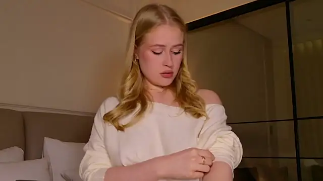 Snapshot of JuliaJaee chatting on 28, 11, 2025 JuliaJaee online show from 28, 11, 2025