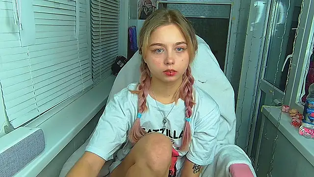 Snapshot of Olivka_Grr chatting on 6, 1, 2025 Olivka Grr online show from 6, 1, 2025