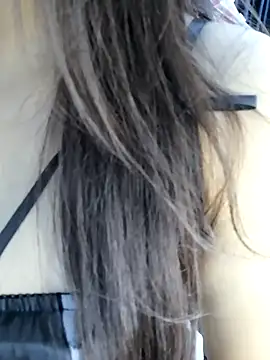 Snapshot of _Linez_ chatting on 8, 10, 2025 Linez online show from 8, 10, 2025