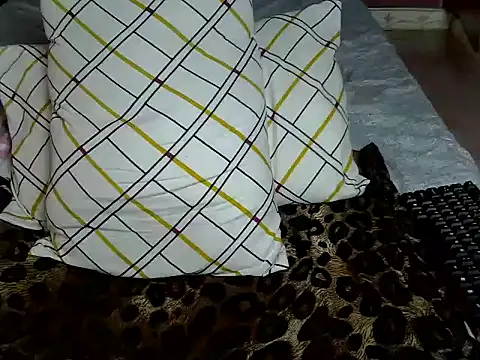 Snapshot of Queen_petite_ chatting on 10, 9, 2025 Queen petite online show from 10, 9, 2025