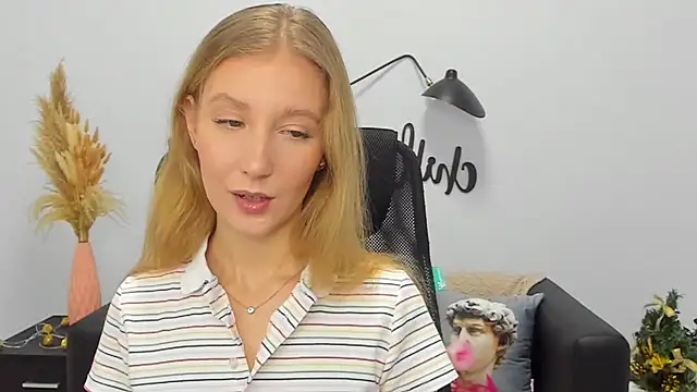 Snapshot of LolaWilsons chatting on 5, 1, 2025 LolaWilsons online show from 5, 1, 2025