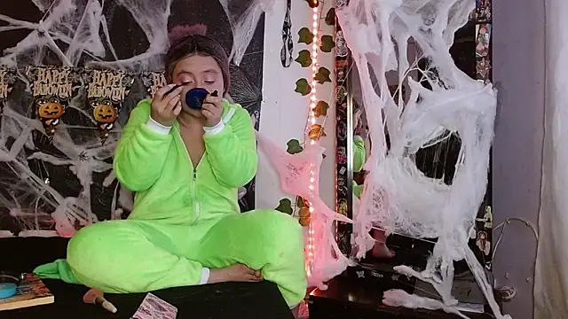 Snapshot of the_lesbian_game chatting on 1, 11, 2025 the lesbian game online show from 1, 11, 2025