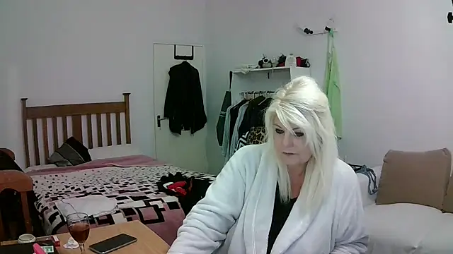 Miahotmilf online show from 26, 4, 2026