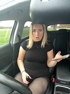 Snapshot of Rebeccaxxx chatting on 5, 11, 2025 Rebeccaxxx online show from 5, 11, 2025