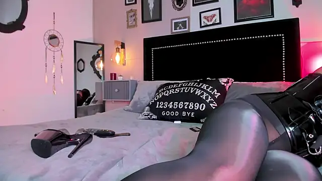 ninaevanss  online show from 4, 2, 2026