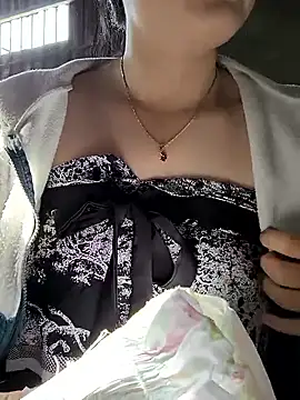 Snapshot of Sweetlove_77 chatting on 28, 10, 2025 Sweetlove 77 online show from 28, 10, 2025