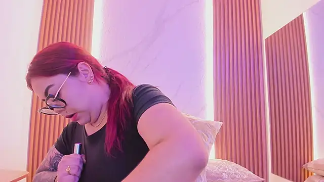 juicy led  online show from 24, 2, 2025