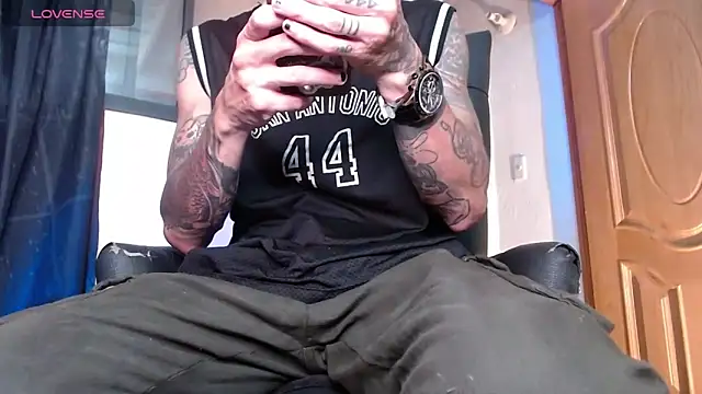 Snapshot of ren_stipee chatting on 5, 3, 2025 ren stipee online show from 5, 3, 2025