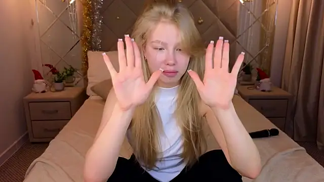 Snapshot of Sarra_Cooper chatting on 14, 1, 2025 Sarra Cooper online show from 14, 1, 2025