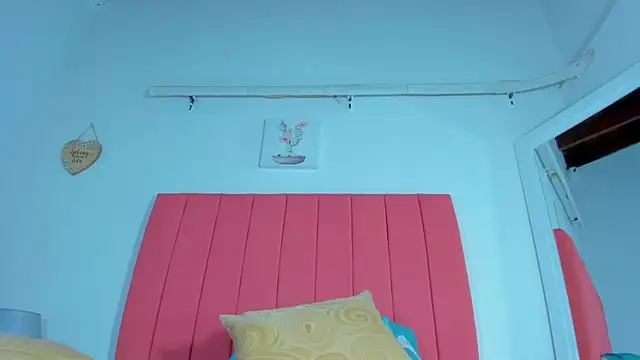 Snapshot of valen_rose0 chatting on 5, 3, 2025 valen rose0 online show from 5, 3, 2025