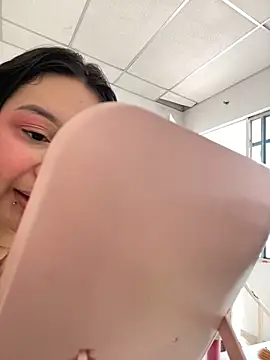 Snapshot of Pretty_Isadora chatting on 4, 2, 2025 Pretty Isadora online show from 4, 2, 2025