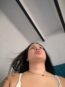 Snapshot of Pretty_Isadora chatting on 7, 3, 2025 Pretty Isadora online show from 7, 3, 2025