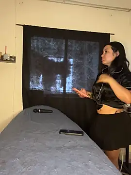 Pretty Isadora online show from 8, 11, 2025