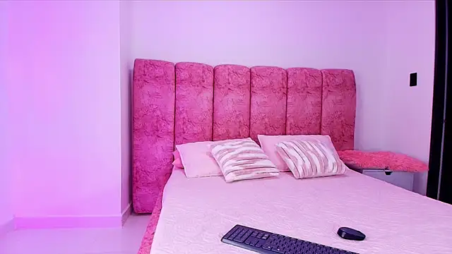 Snapshot of kendal_rossi chatting on 9, 11, 2025 kendal rossi online show from 9, 11, 2025