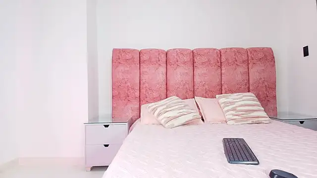 Snapshot of kendal_rossi chatting on 17, 12, 2025 kendal rossi online show from 17, 12, 2025