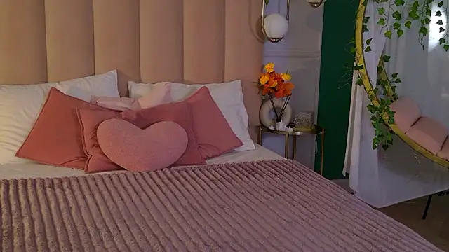 Eva Natsumi online show from 2, 12, 2024