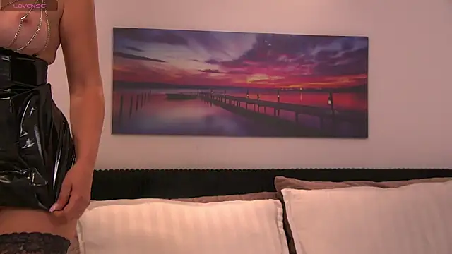 EmaCourtis online show from 10, 10, 2025