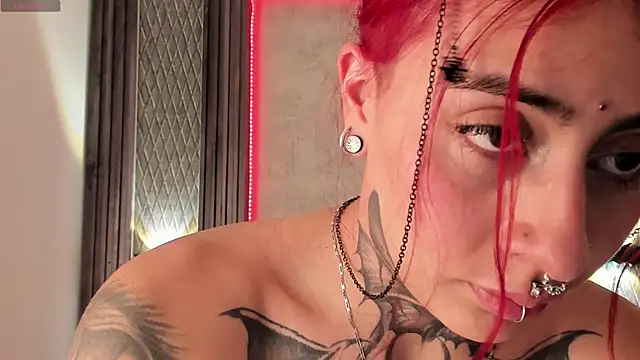 selene red  online show from 28, 1, 2025