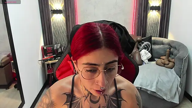 selene red  online show from 26, 2, 2025