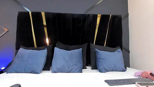 Snapshot of emily_mooon chatting on 11, 10, 2025 emily mooon online show from 11, 10, 2025