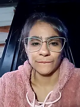 Snapshot of Leslly_ chatting on 8, 4, 2026 Leslly online show from 8, 4, 2026