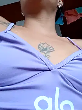 Snapshot of Leslly_ chatting on 15, 4, 2026 Leslly online show from 15, 4, 2026