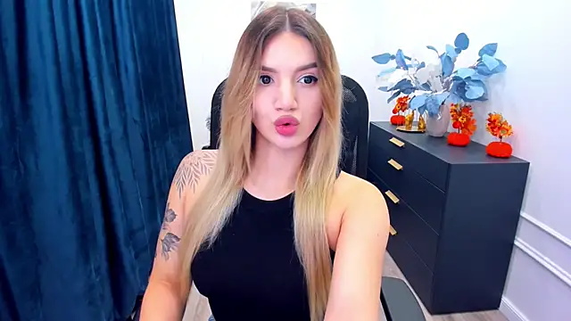 SelenaeMoore online show from 13, 10, 2025