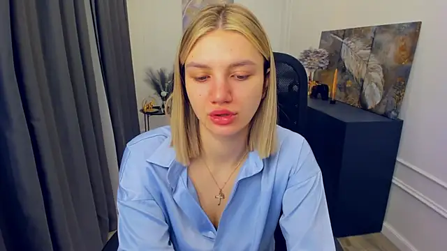 SelenaeMoore online show from 18, 4, 2026